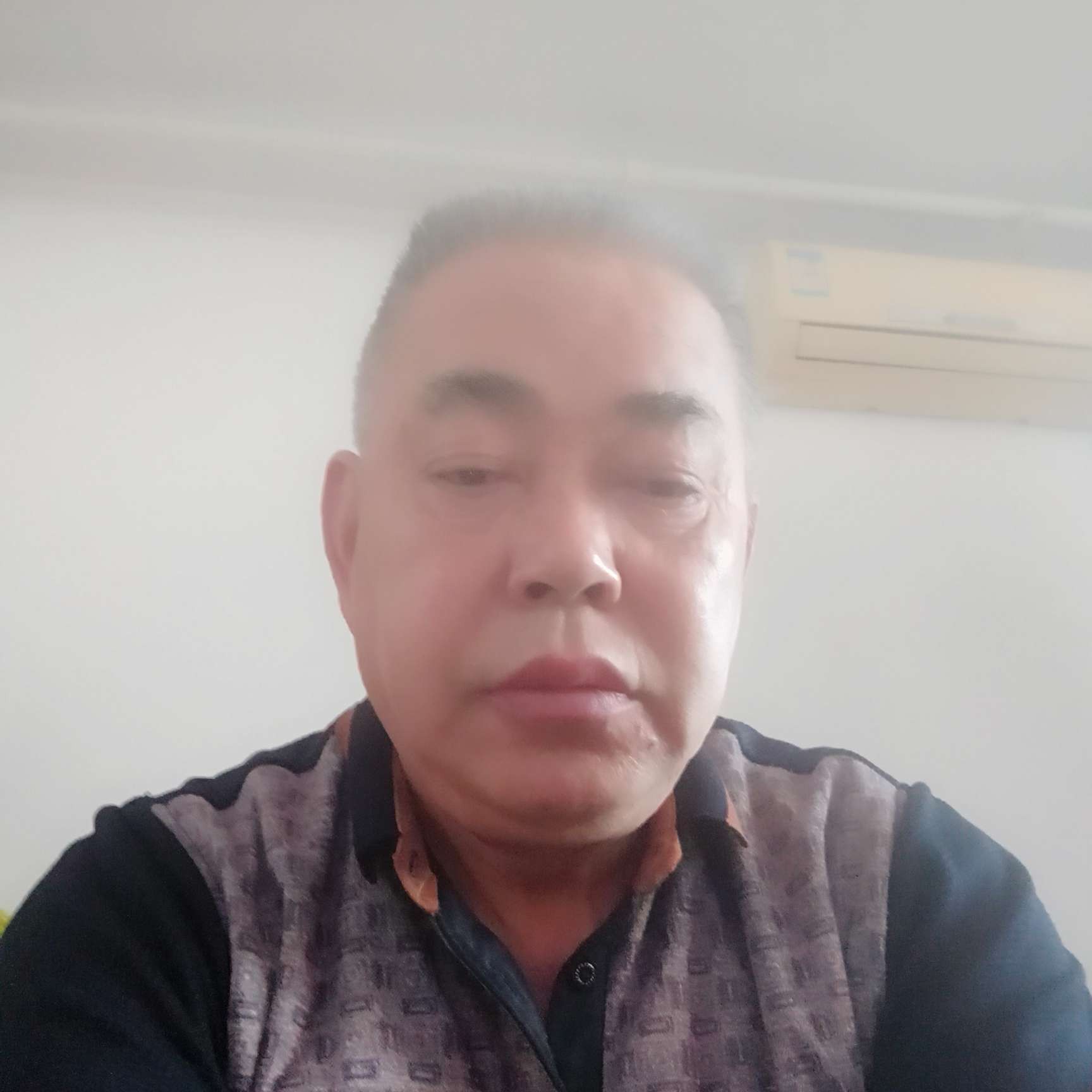 鱼浅吻风中的照片