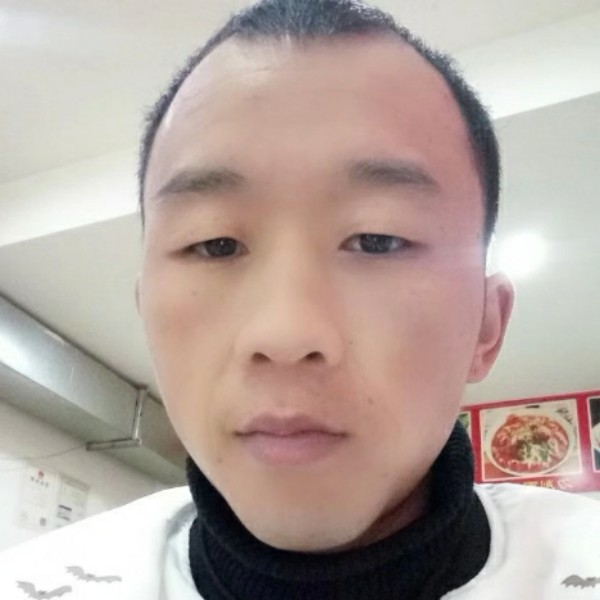 帅哥挽手寒冷的照片