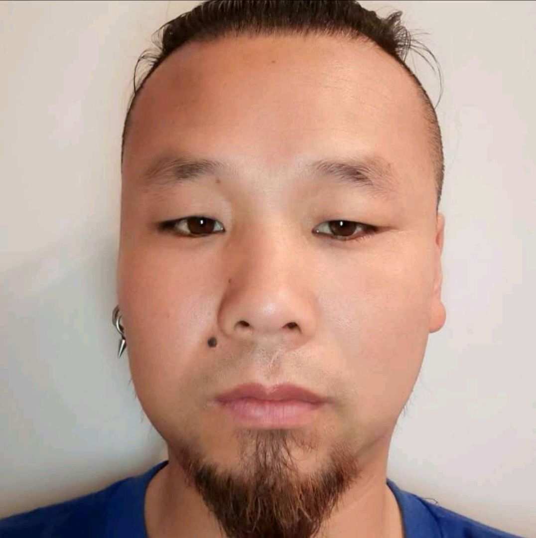 小兔子回首优雅的照片