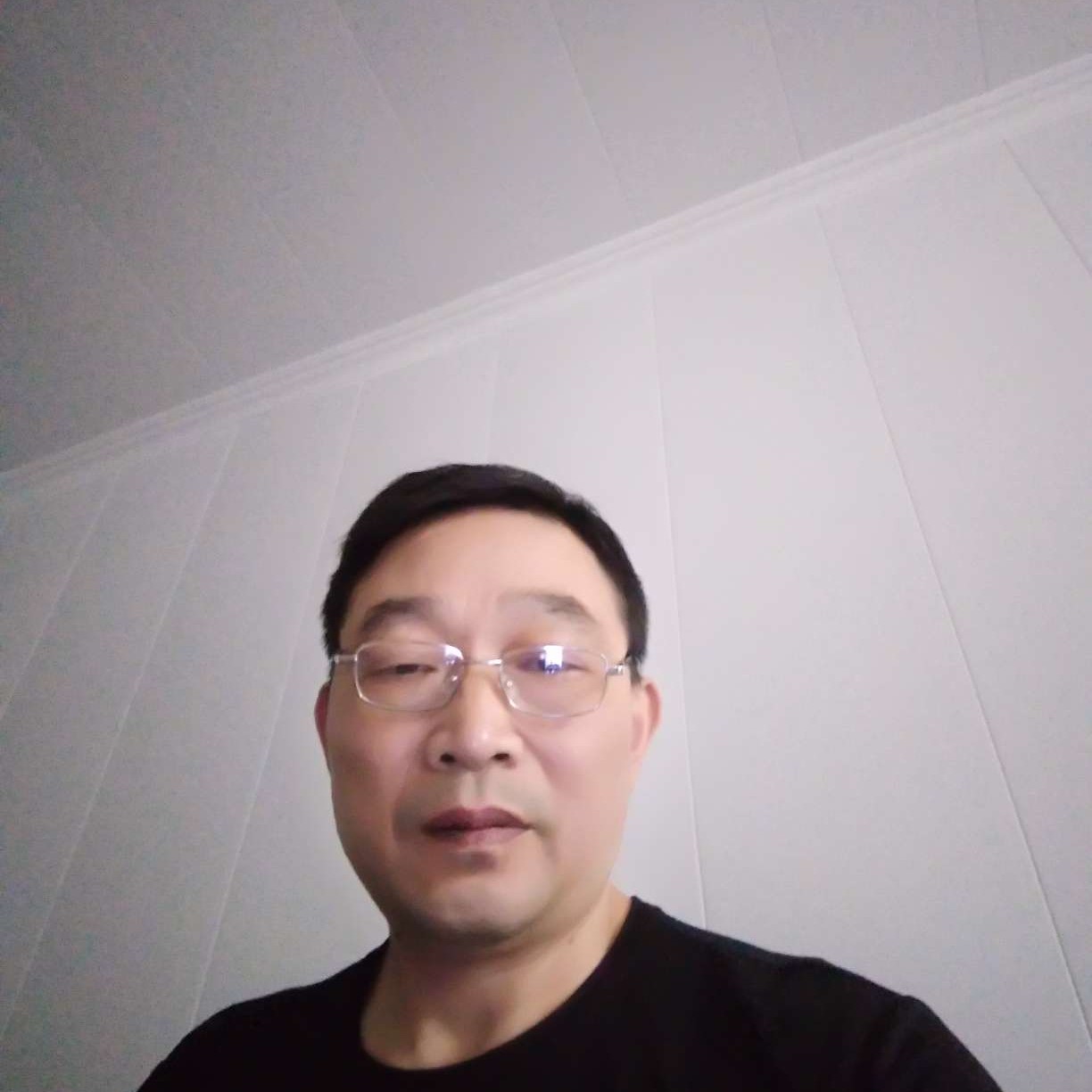 黄蜂拿忧伤的照片