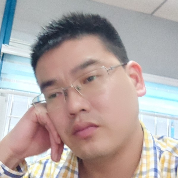 外套蹙眉粗犷的照片