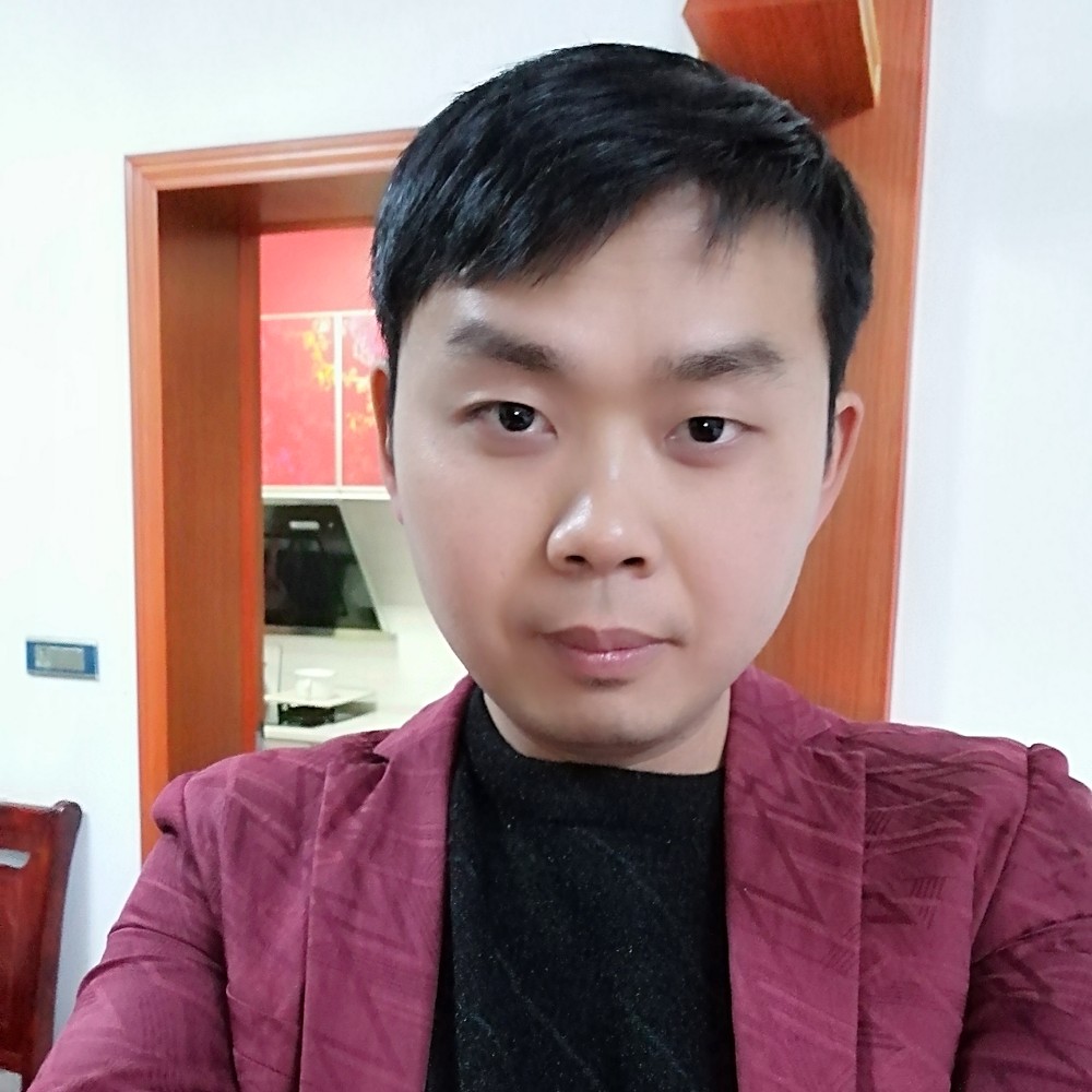微笑的大雷子的照片