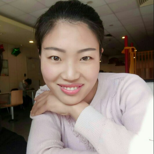 跳跃蹙眉小猫咪的照片