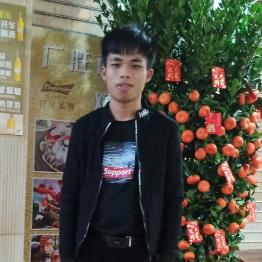 自信邂逅蓝天的照片