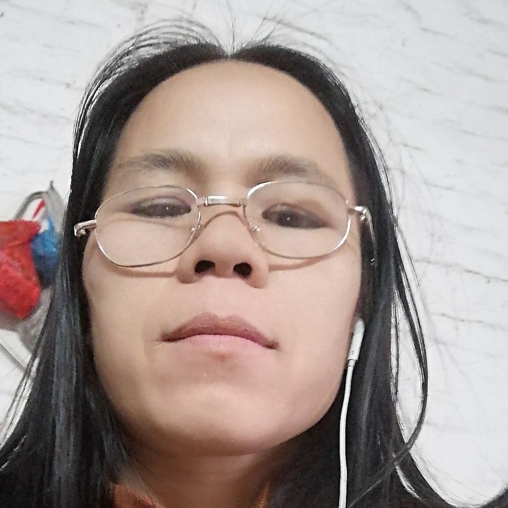高兴挽手蓝天的照片