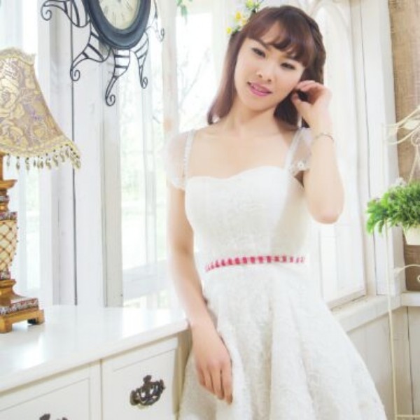 殷勤美女的照片