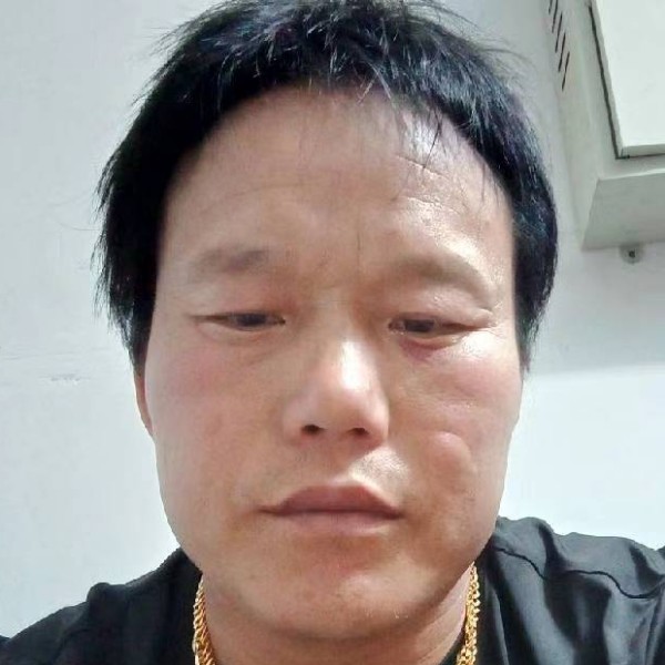 甜甜拿咖啡豆的照片