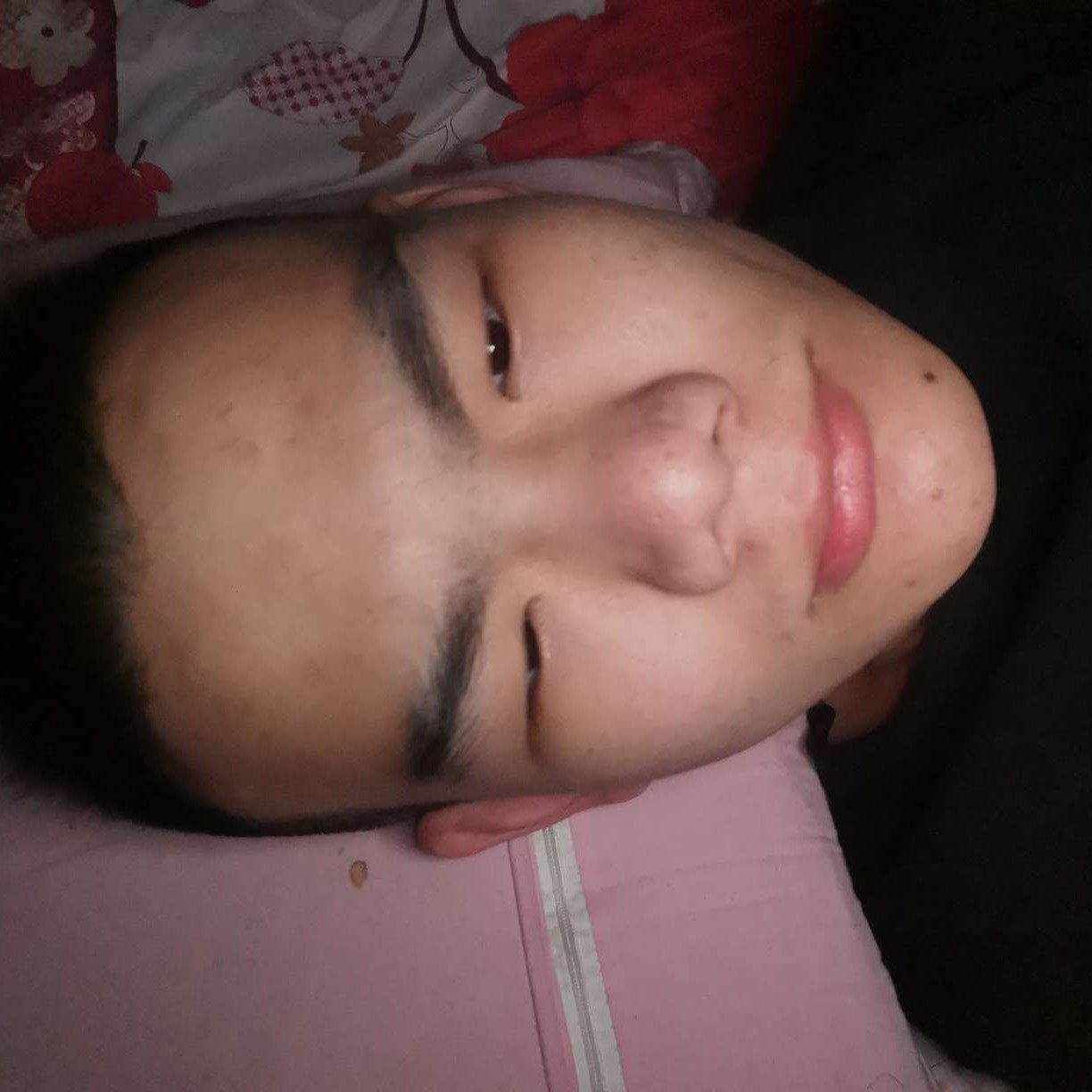 俊逸和灯泡的照片
