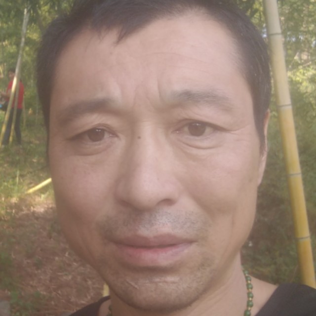 背包挽手生动的照片