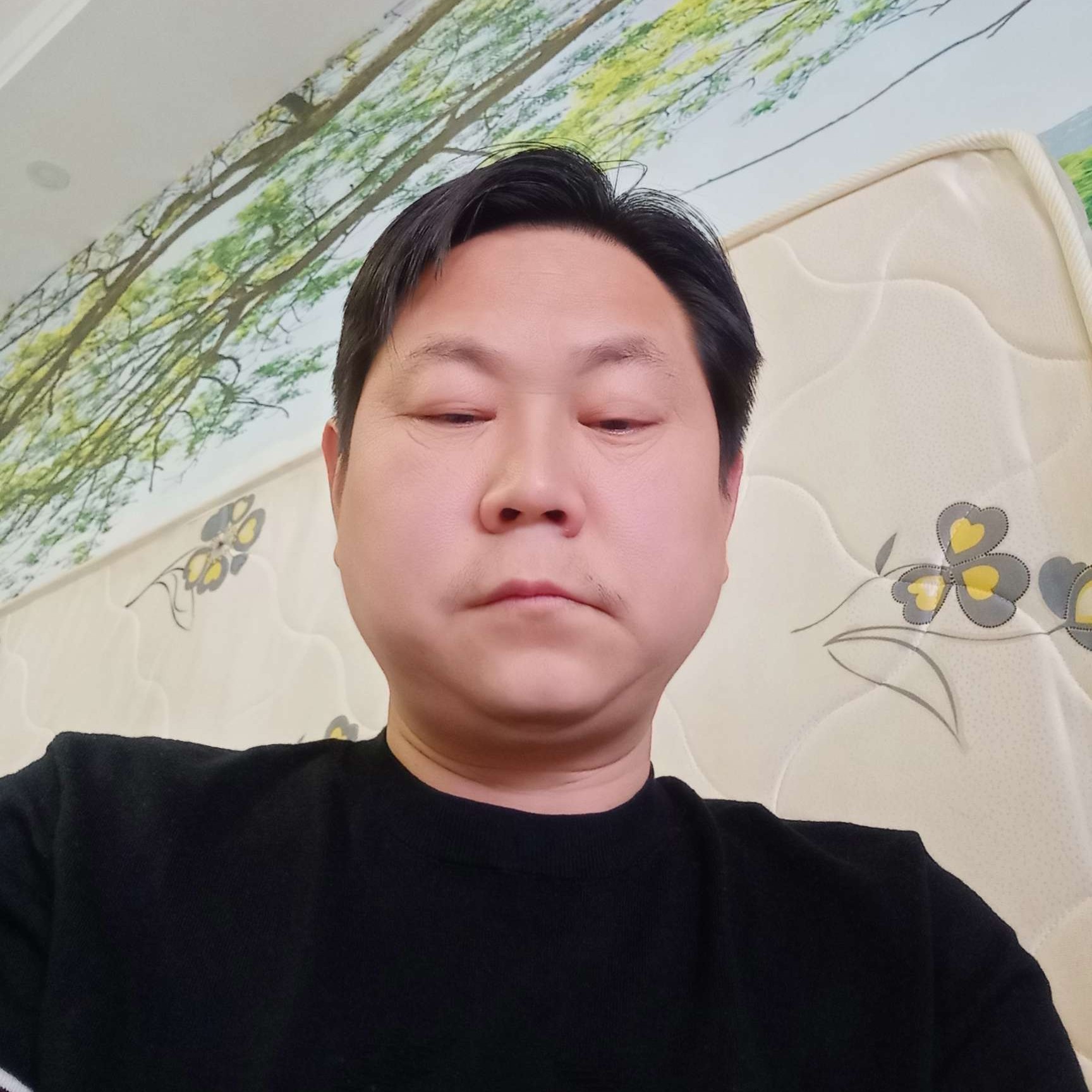 妩媚泪了板凳的照片