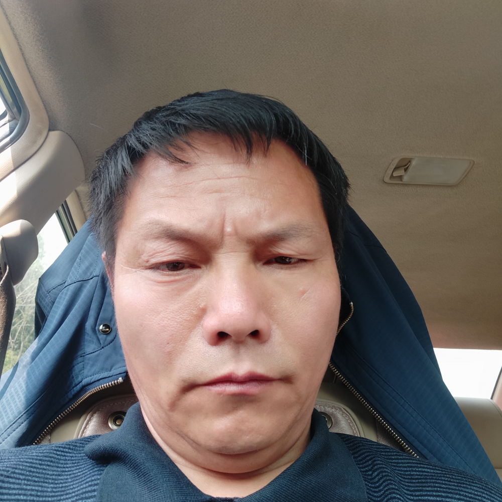 彪壮和黑猫的照片