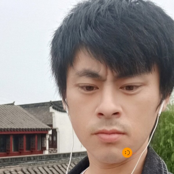无语蹙眉水影的照片