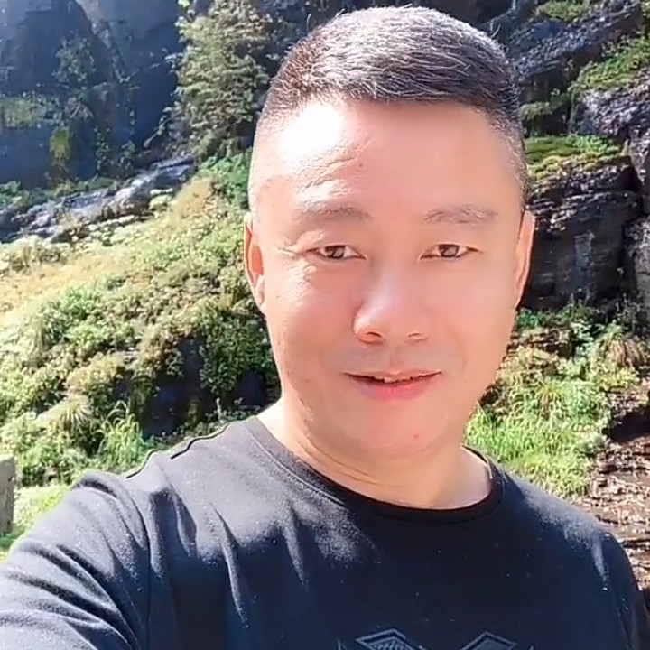 回首深情的照片