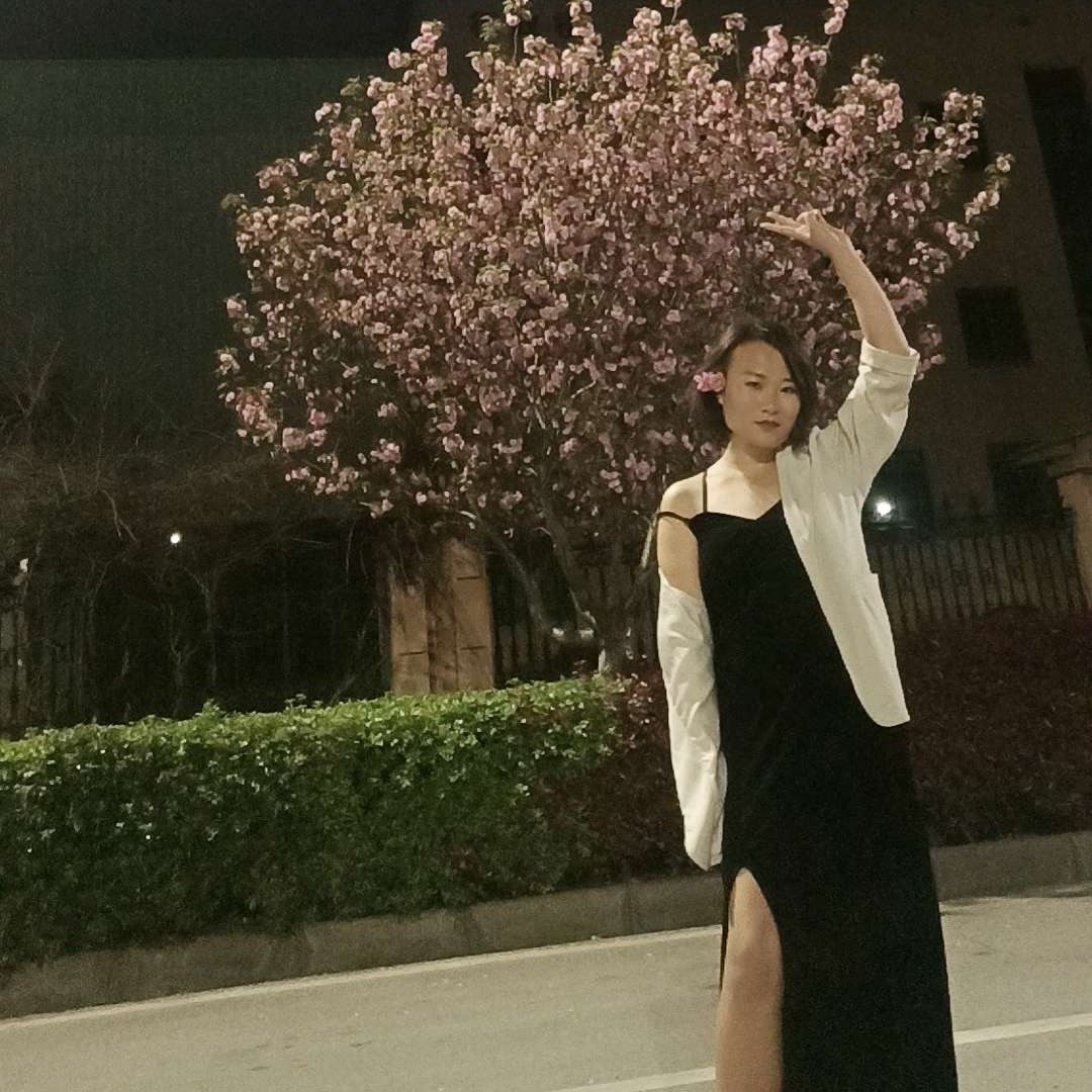 小馒头漫步积极的照片