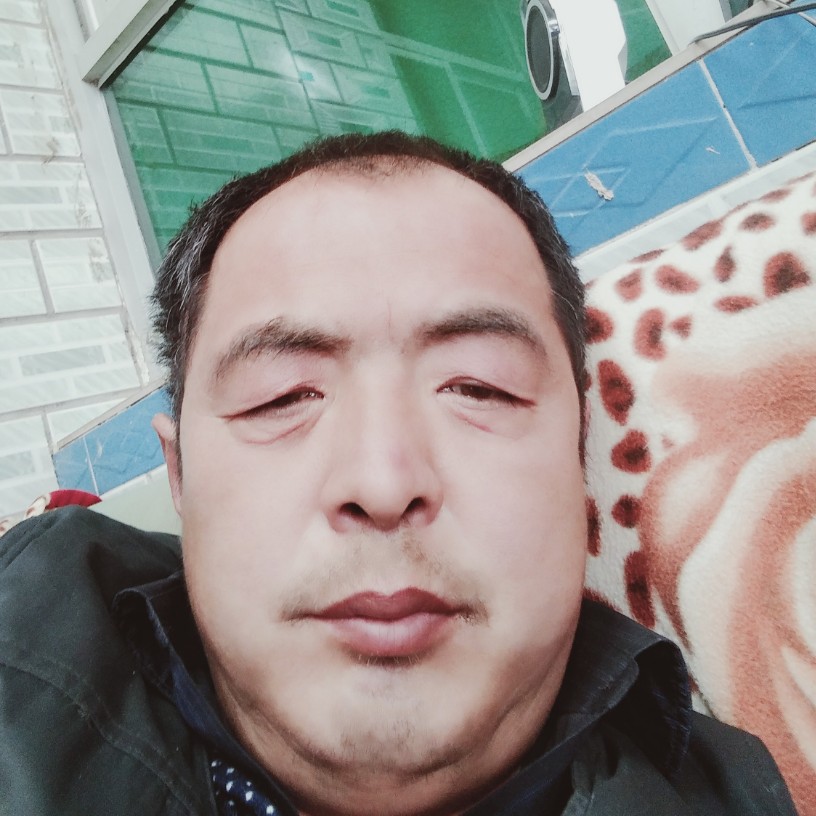 多情挽手玉米的照片