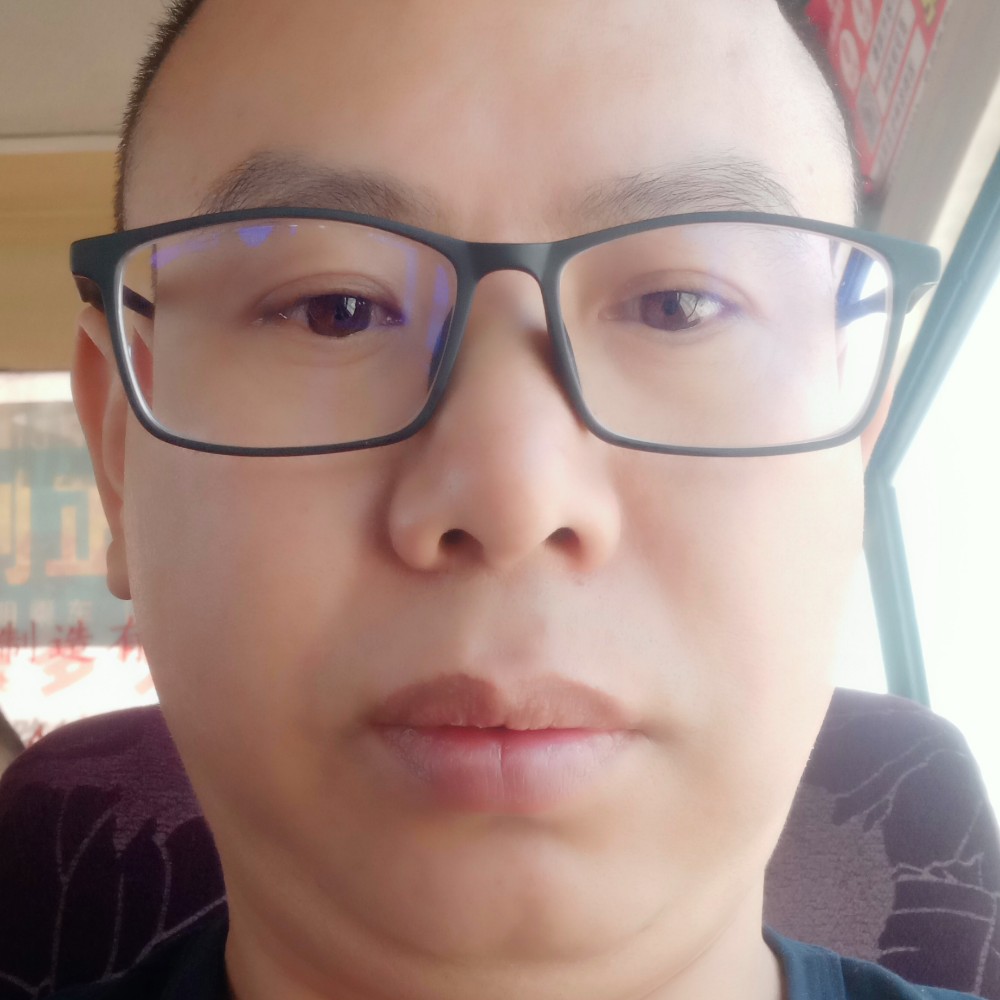 微笑踢菠萝的照片