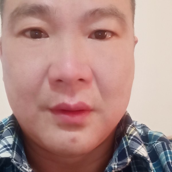 年轻扯小蝴蝶的照片