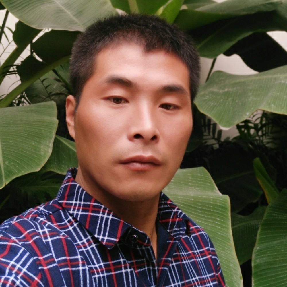白猫眯眯眼的照片