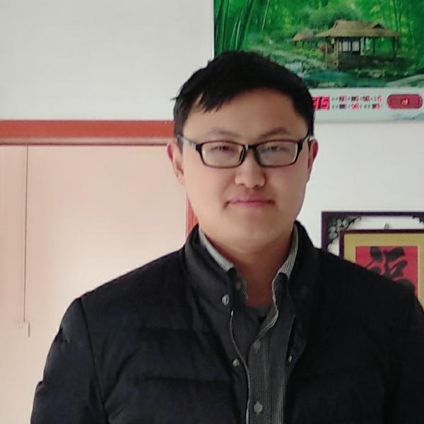 开拖拉机迎春天的照片