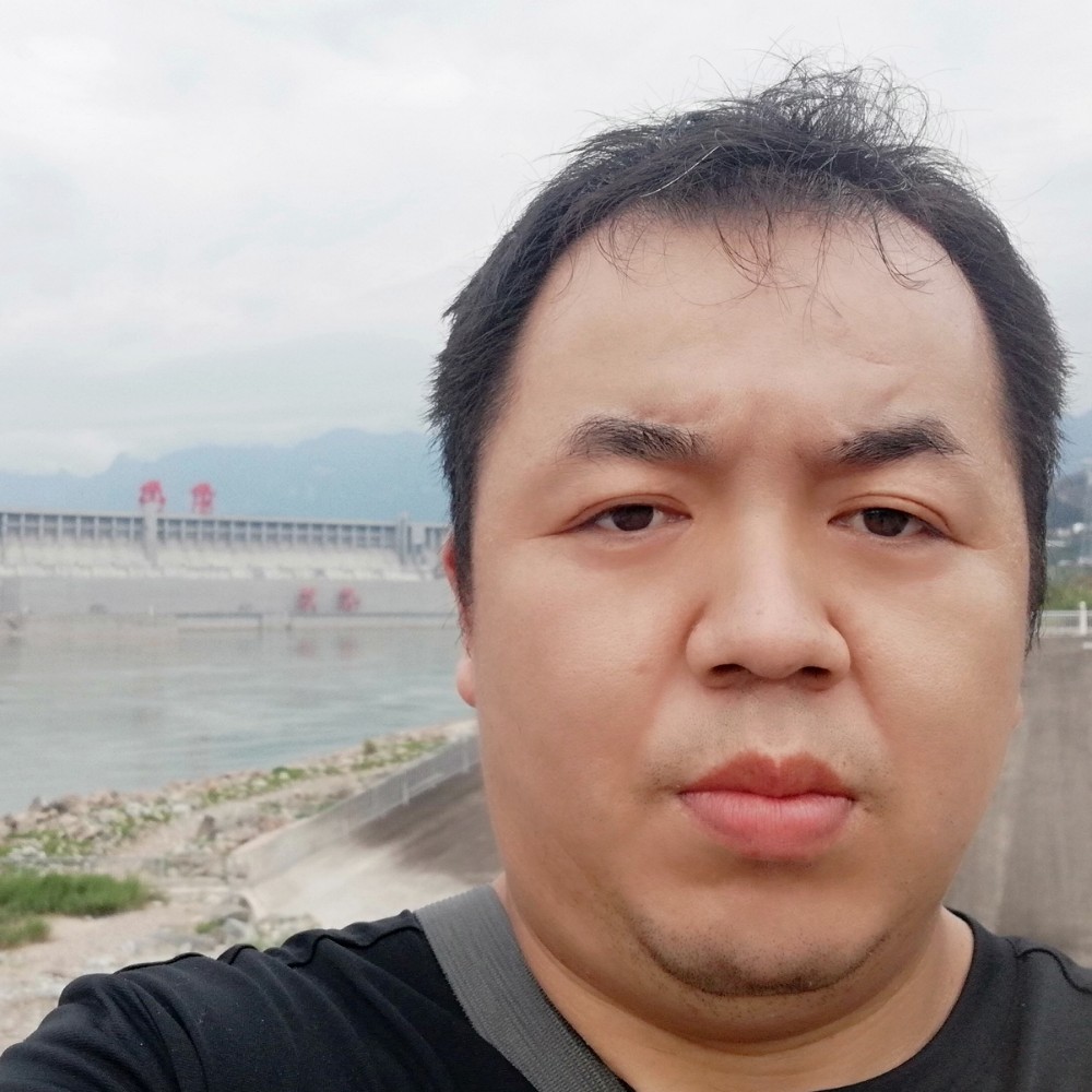 搬铁搬砖的照片