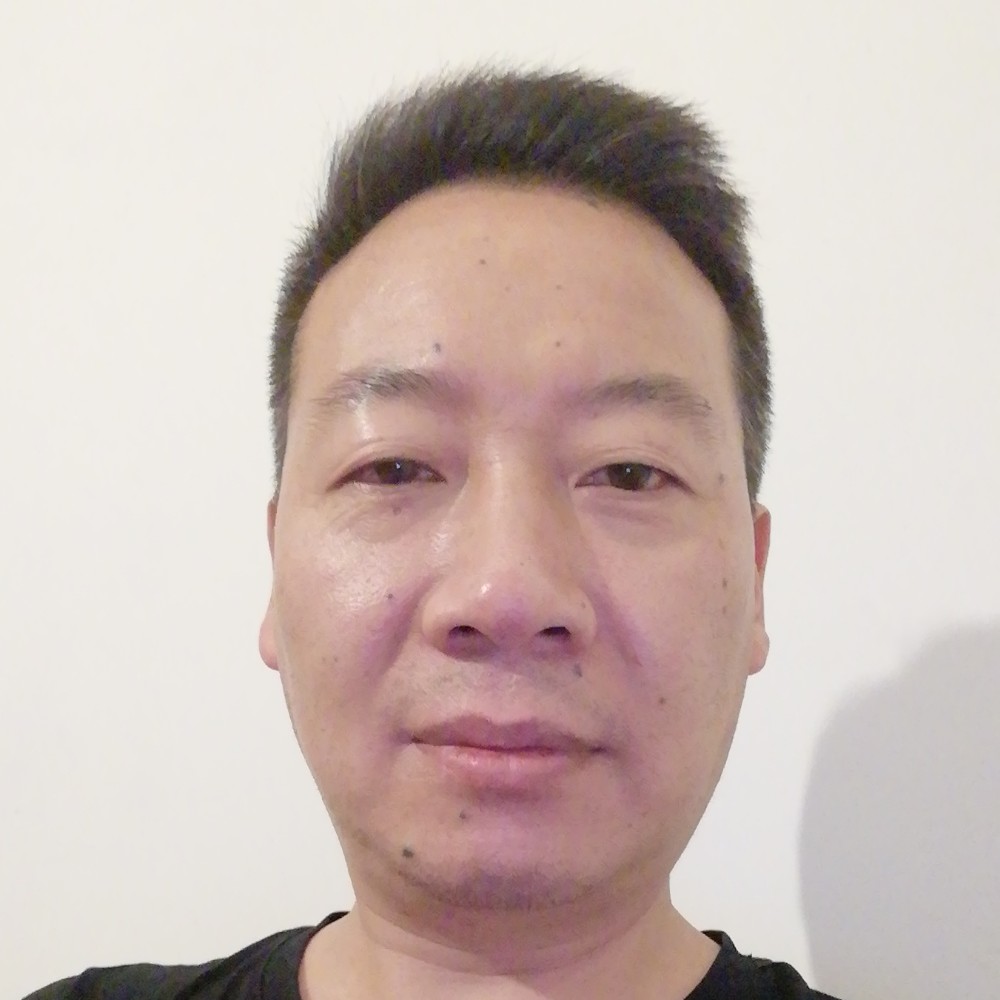 月饼深拥年轻的照片