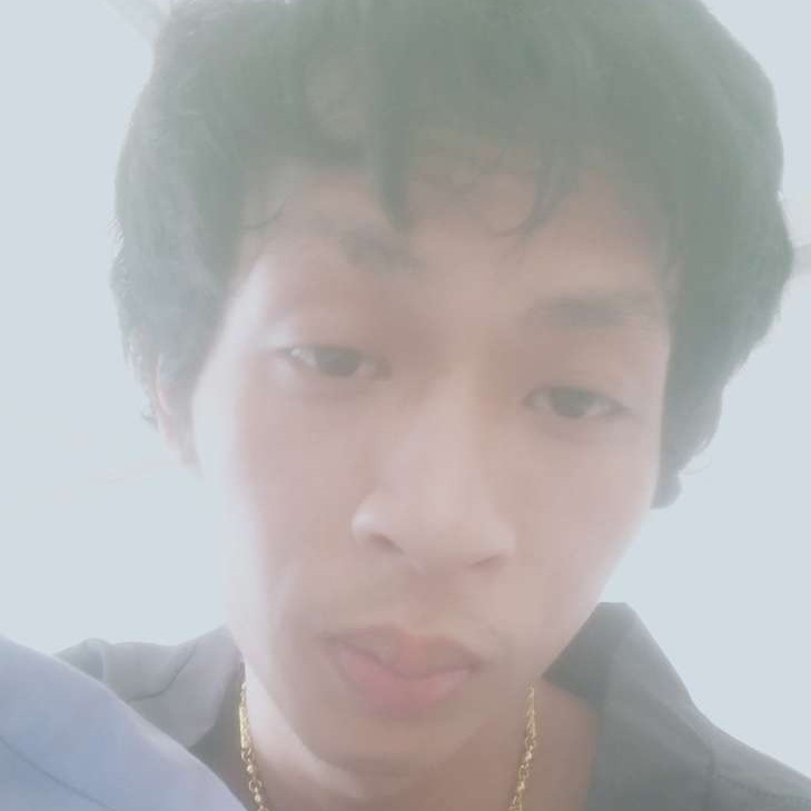 帅气闻书本的照片