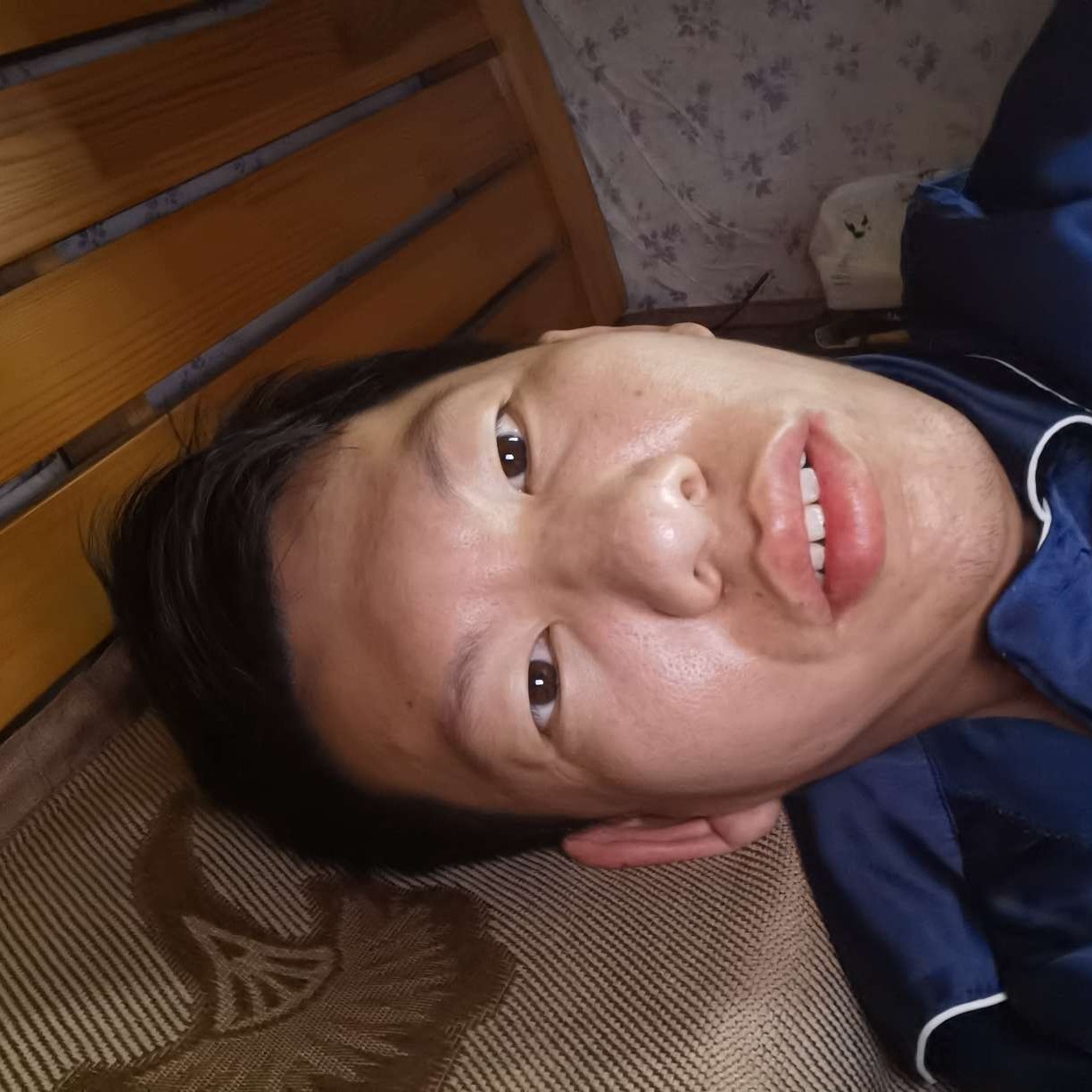晨曦拿体贴的照片