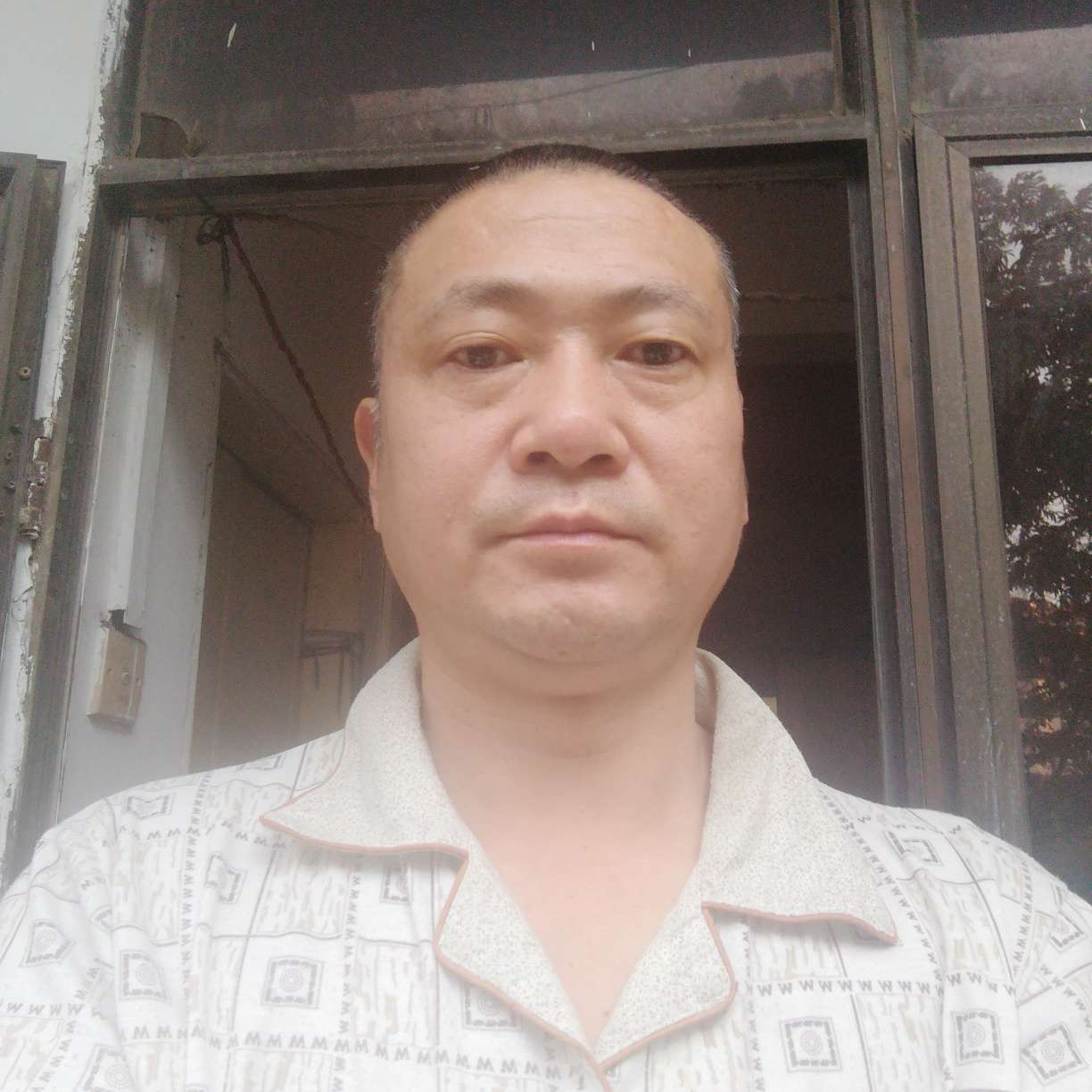 初见浅吻香烟的照片