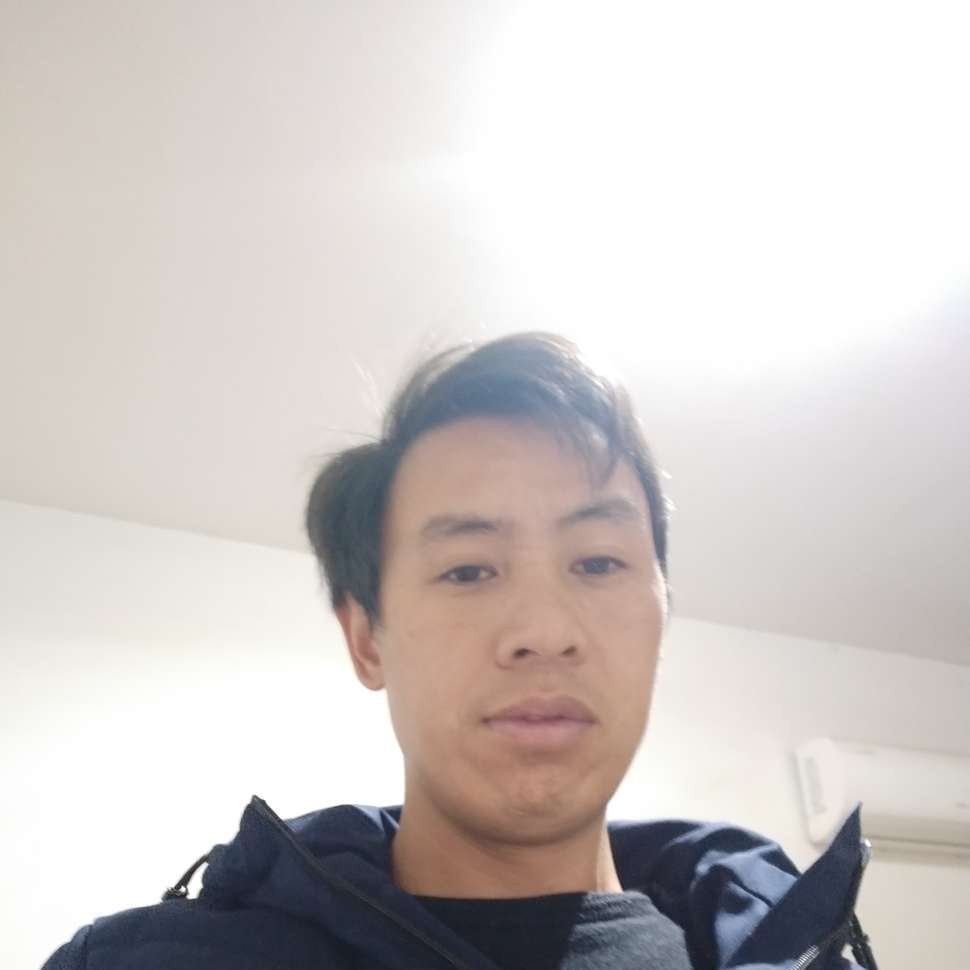 奋斗的耳机的照片