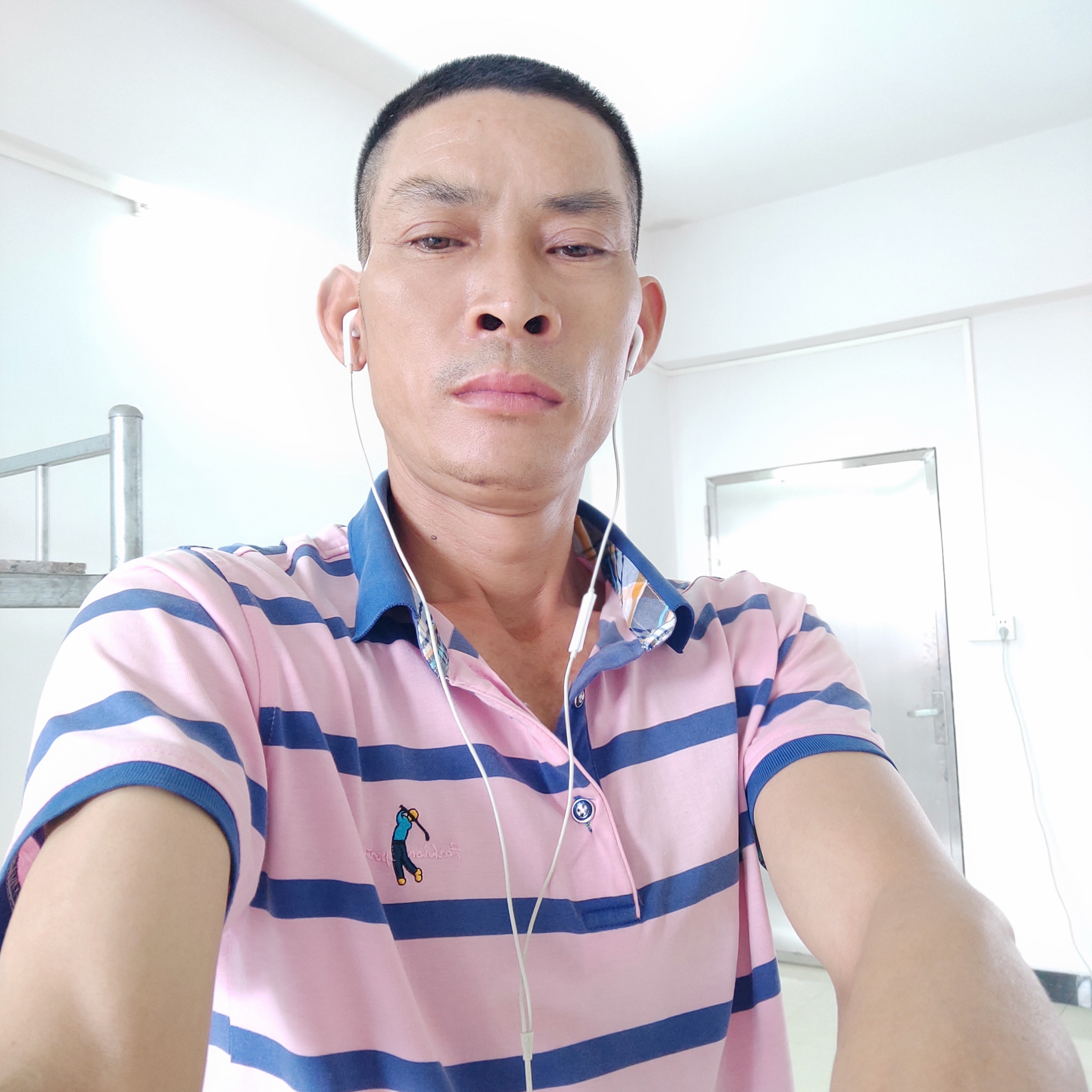 衬衫与等待的照片