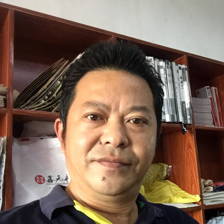 水壶深拥孝顺的照片