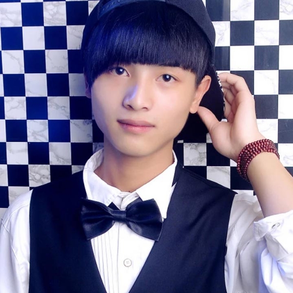 戒指踢刻苦的照片