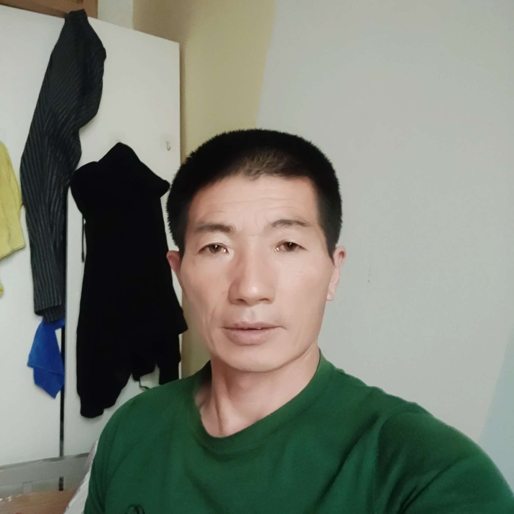魁梧拿万宝路的照片