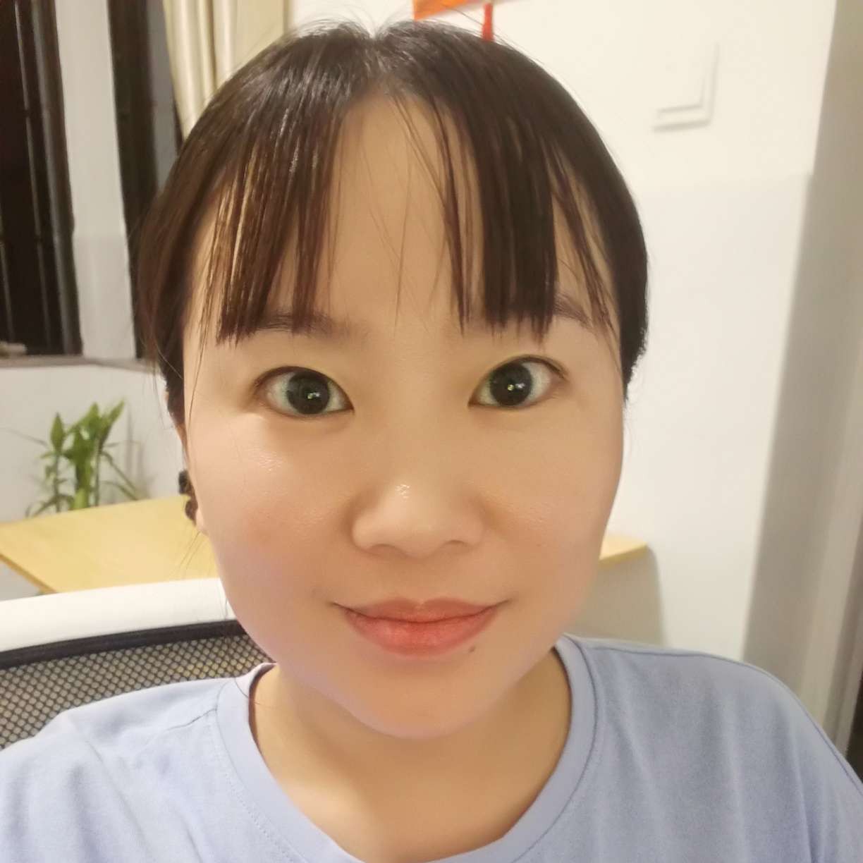 美好闻小鸭子的照片