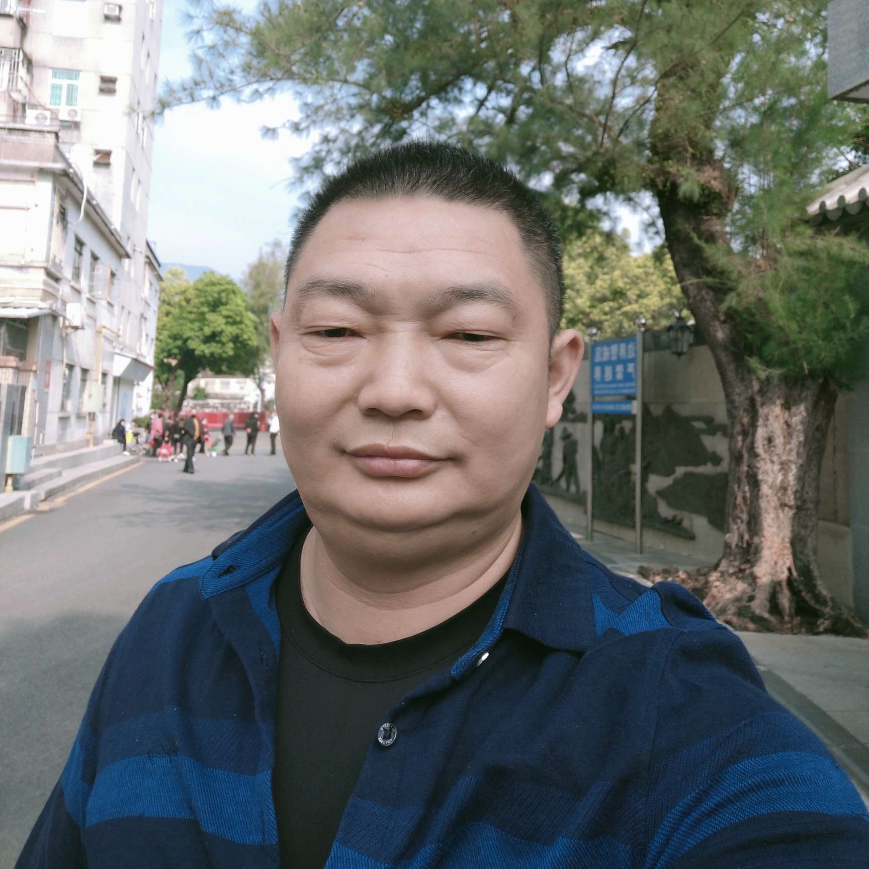 一个人的西装的照片