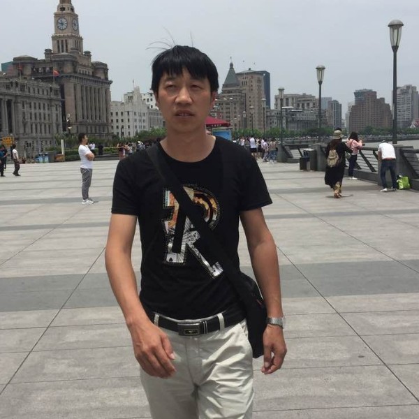 痴情挽手路人的照片