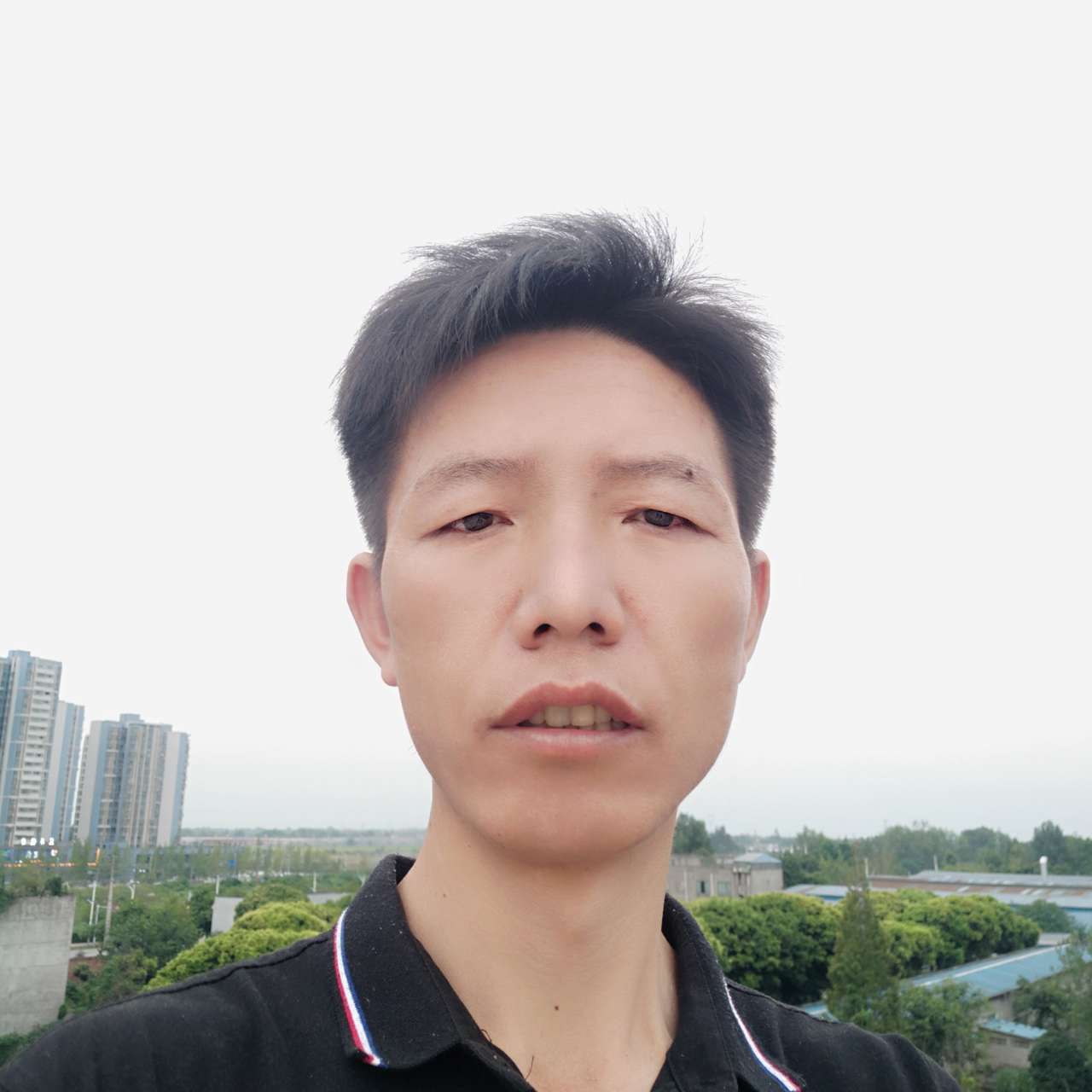 自由凝眸白云的照片