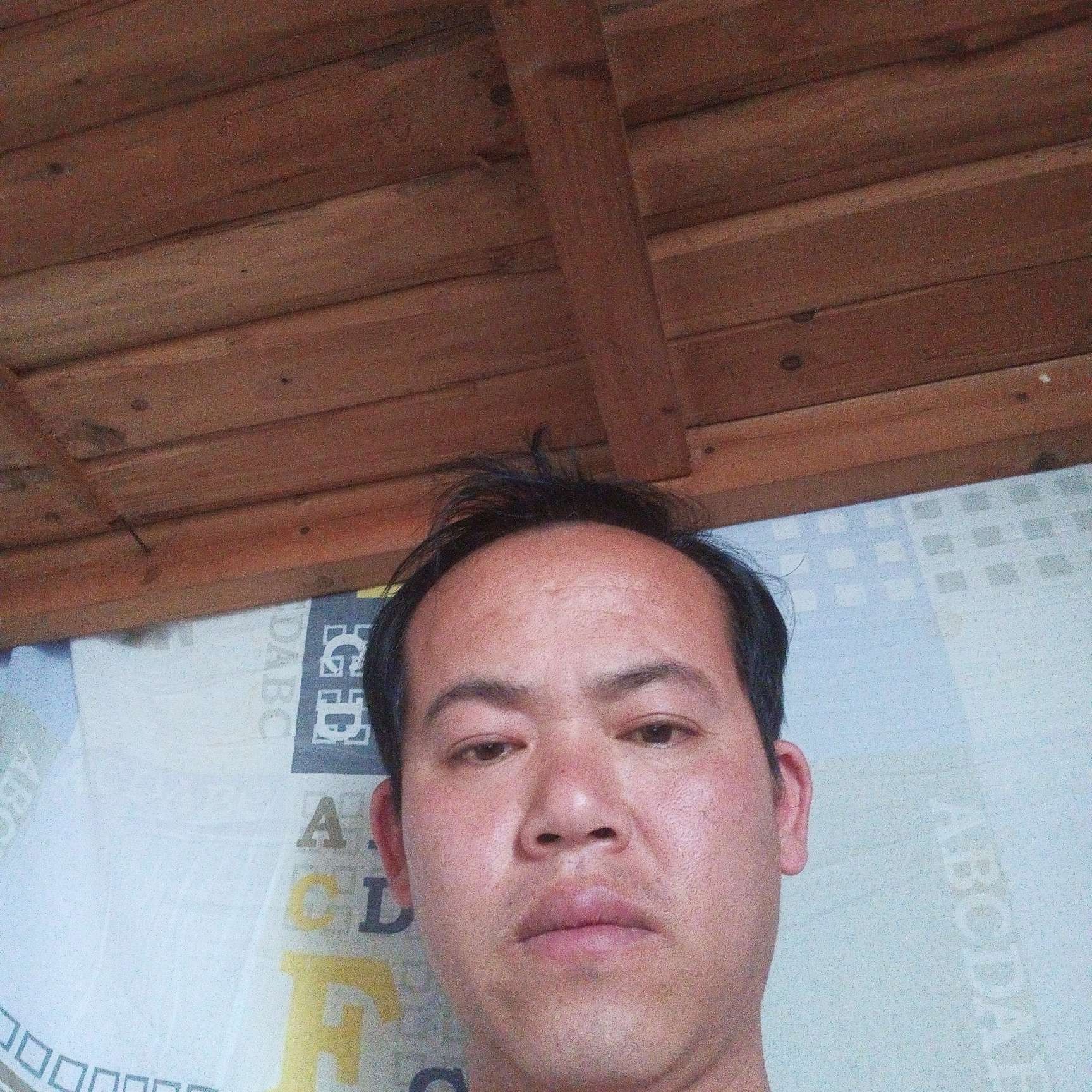 等待蹙眉水杯的照片