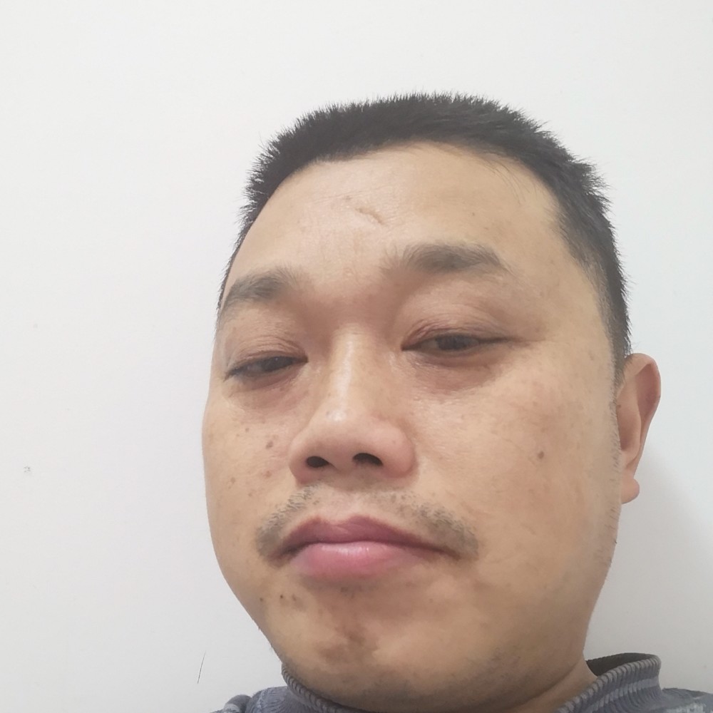 稳重深拥篮球的照片
