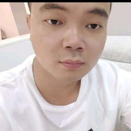 一个人深拥哈密瓜的照片