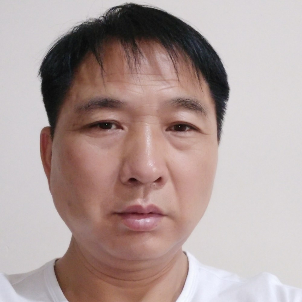 专注回首月亮的照片