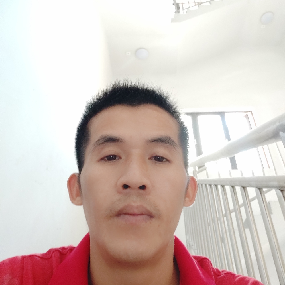 端庄深拥小蜜蜂的照片