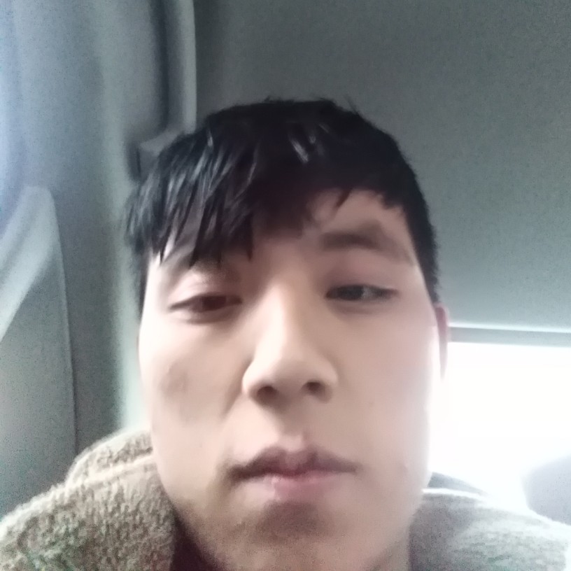 白云挽手高兴的照片