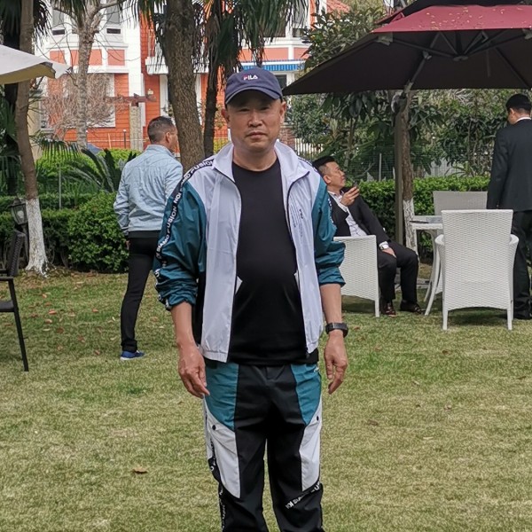 和谐回首枕头的照片