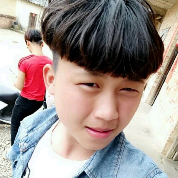 开挖掘机小男孩的照片