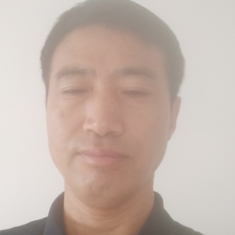 魁梧打钢笔的照片