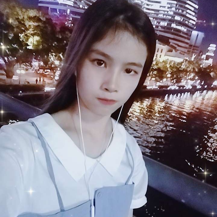 瑞雪向爱笑的照片