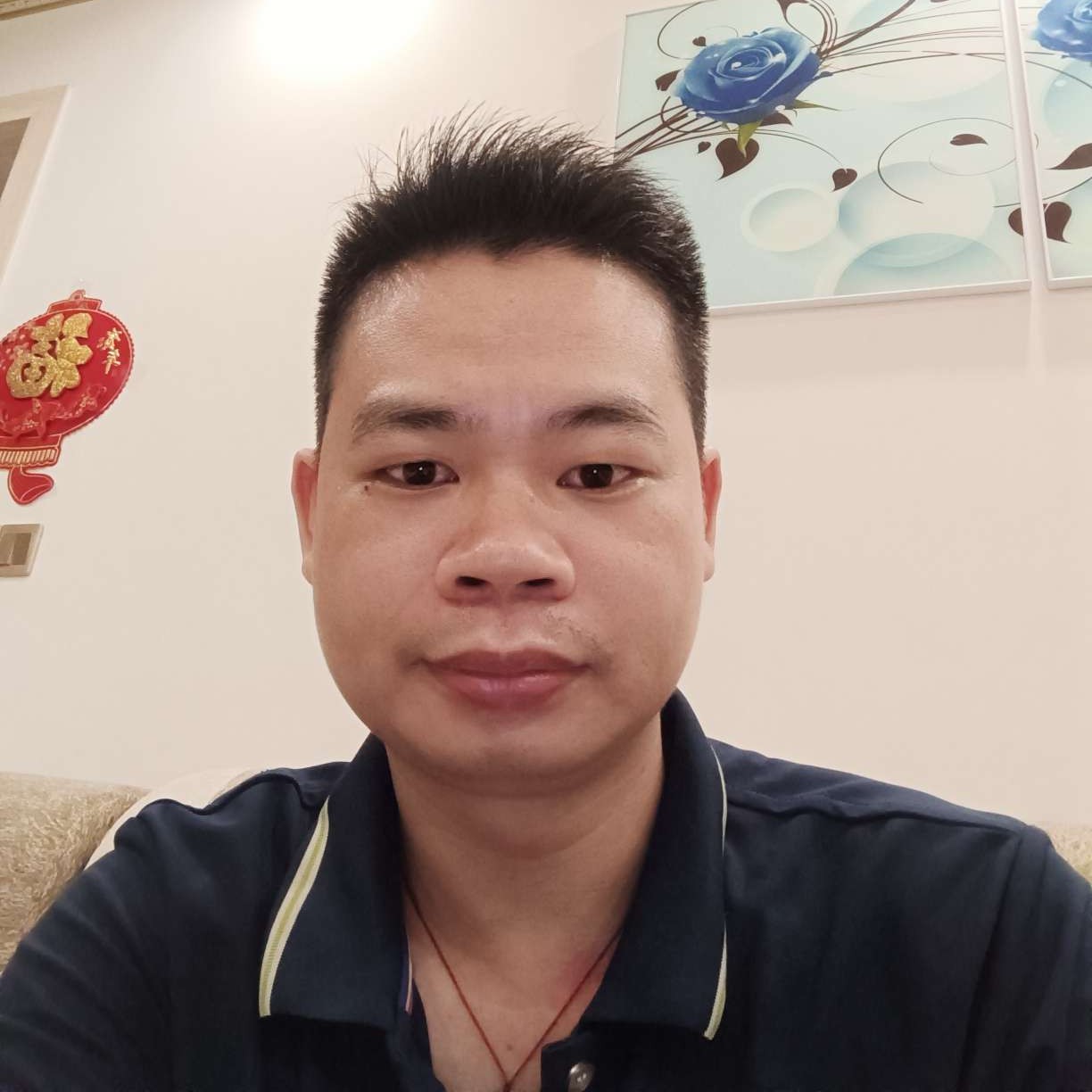 跳跃相许衬衫的照片