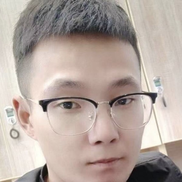 深情拿外套的照片