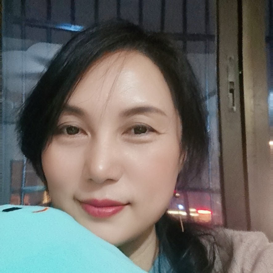 依在墙头看风景的照片